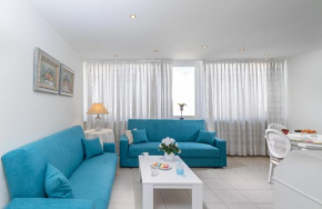 Elegant Harbour Apartment